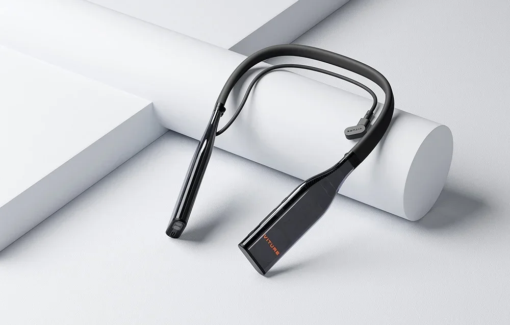 Melna VITURE zīmola kakla ierīce ar kabeli un austiņām atrodas uz baltas ģeometriskas virsmas