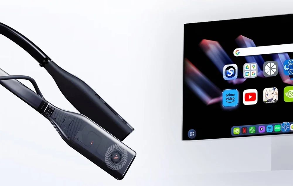 Melnas kakla ierīces tuvplāns blakus ekrānam ar lietotņu saskarni, piemēram, YouTube un Prime Video