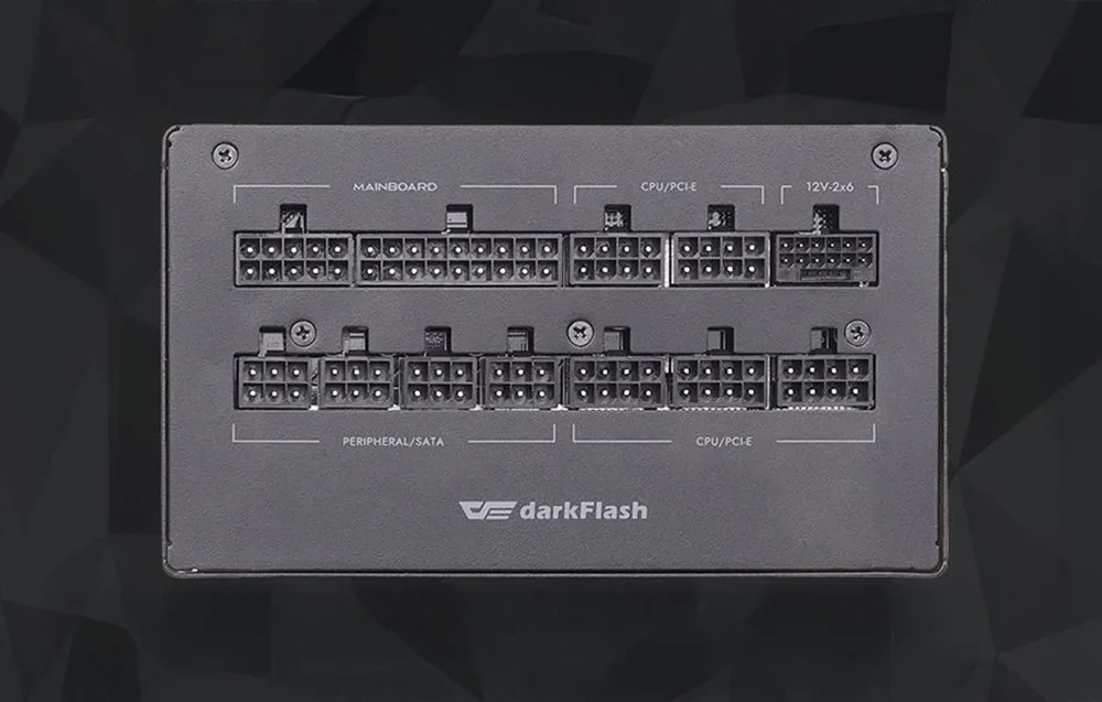 Melns DarkFlash barošanas bloks tumšā fonā