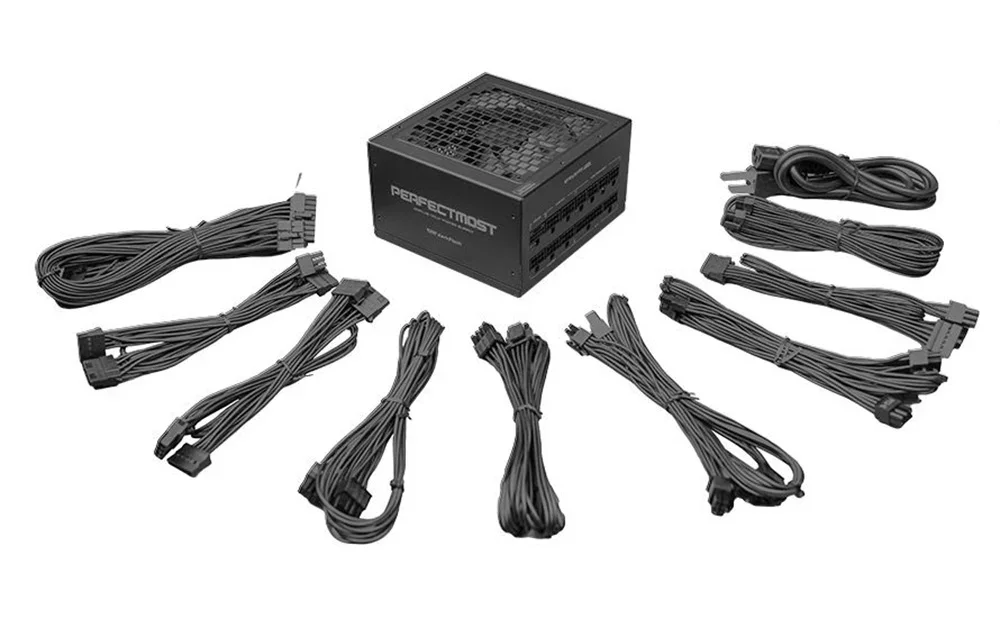 Melns datora barošanas bloks ar kabeļu komplektu baltā fonā