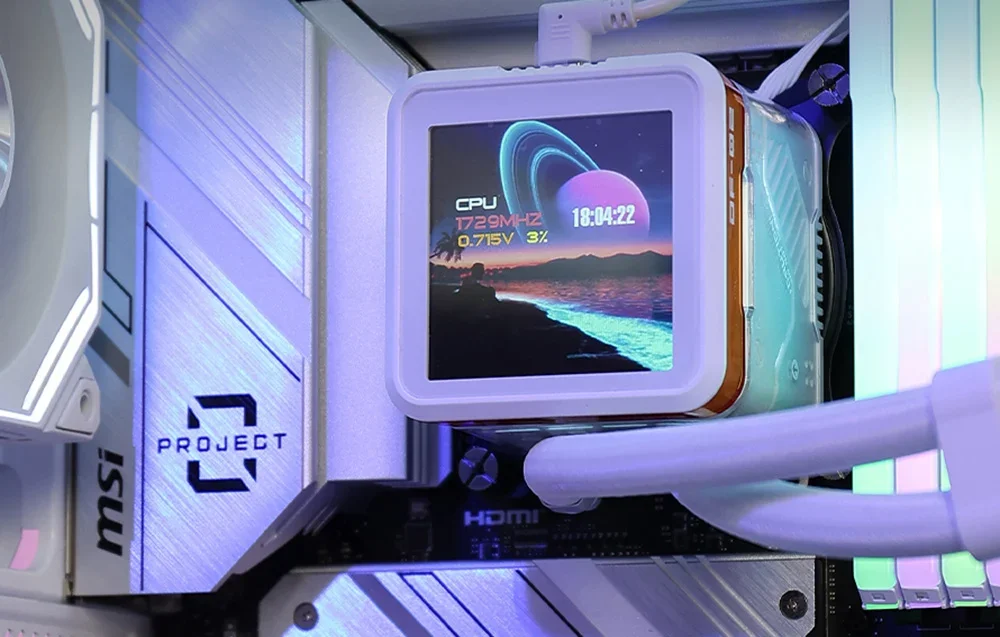 Ūdens dzesētāja ekrāna tuvplāns datora korpusā