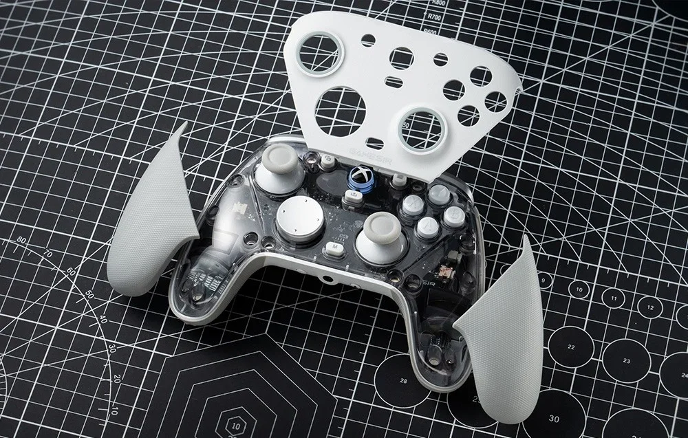 Izjaukts GameSir kontrolieris ar redzamu iekšējo elektroniku un noņemtu korpusu.