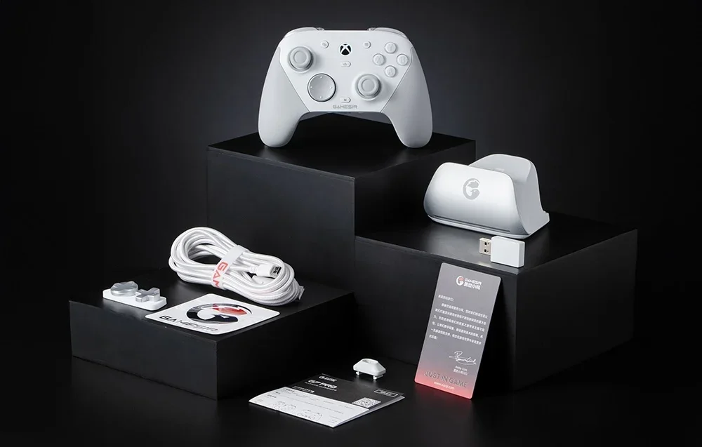GameSir piederumu komplekts ar kontrolieri, dokstaciju, kabeli, uzlikām, instrukciju un uzlīmēm.