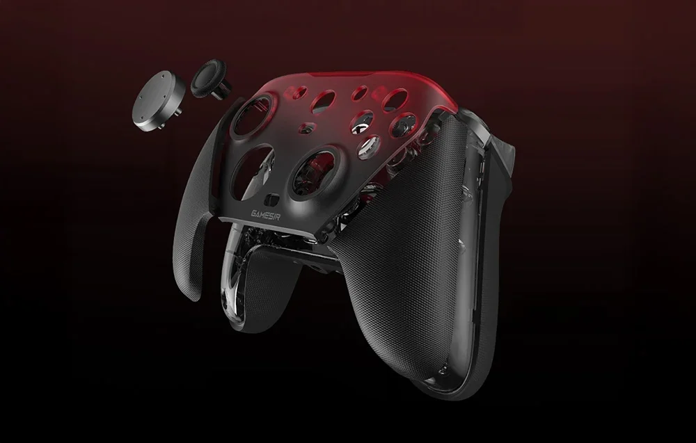 Izjaukts melns un sarkans GameSir kontrolleris ar redzamām iekšējām sastāvdaļām.