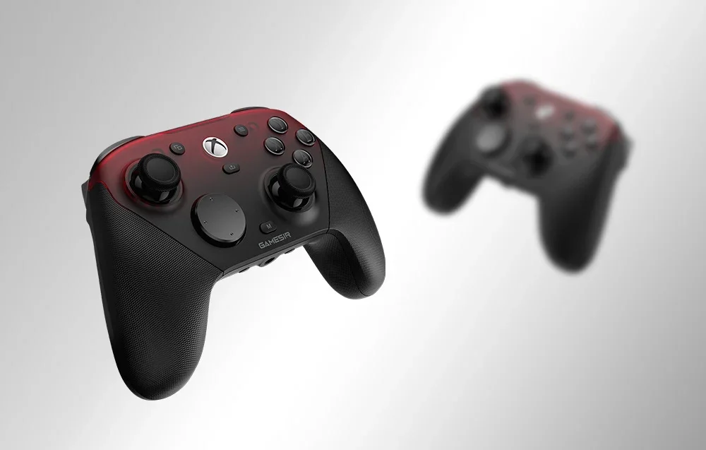 Divi melni un sarkani GameSir kontrolleri uz gaiša fona, viens priekšplānā, otrs izplūdis.