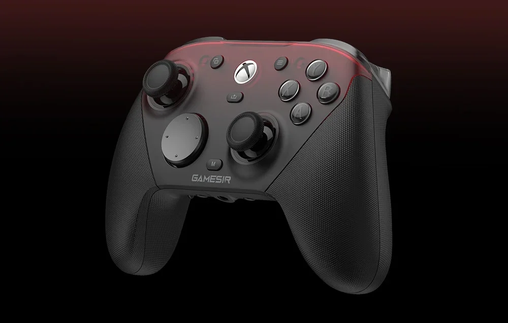 Melna un sarkana GameSir kontrollera tuvplāns uz tumša fona ar redzamām pogām un analogajām svirām.