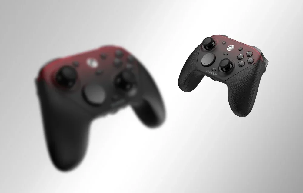 Divi melni un sarkani GameSir kontrolleri uz gaiša fona, viens ass, otrs izplūdis.
