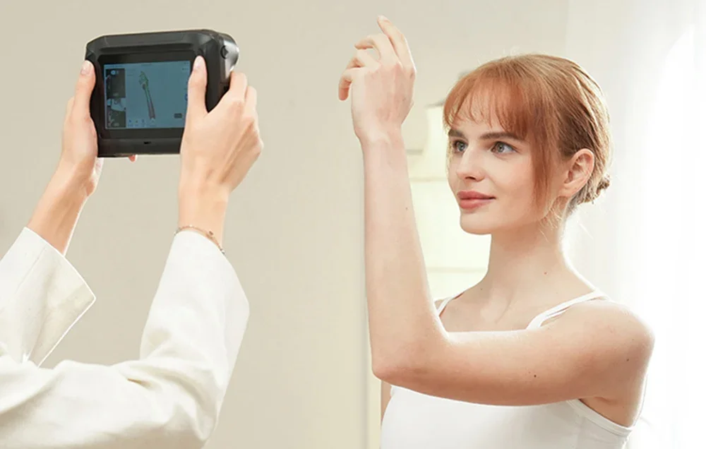 Rokas 3D scanner skenē cilvēka roku