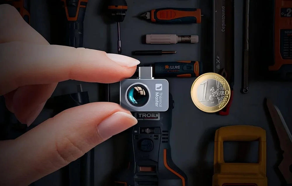 Kompaktā THERMAL MASTER P2 Pro termokamera blakus viena eiro monētai