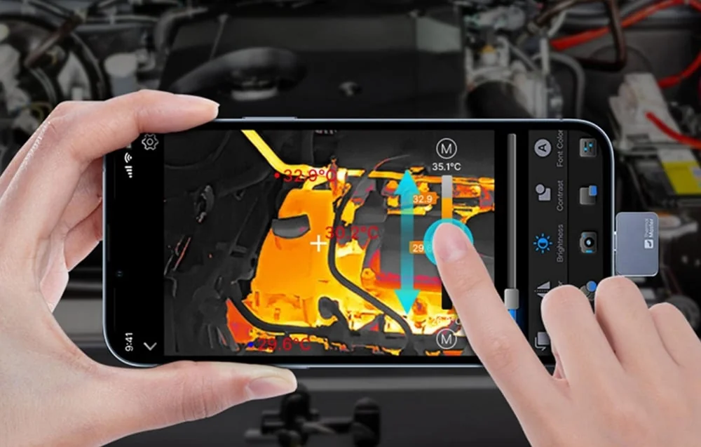 P2 Pro termokamera tālrunī rāda automobiļa dzinēja komponentus