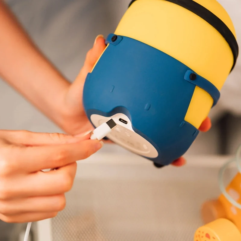 USB-C kabelis tiek pievienots Minions Boba lampiņas pieslēgvietai